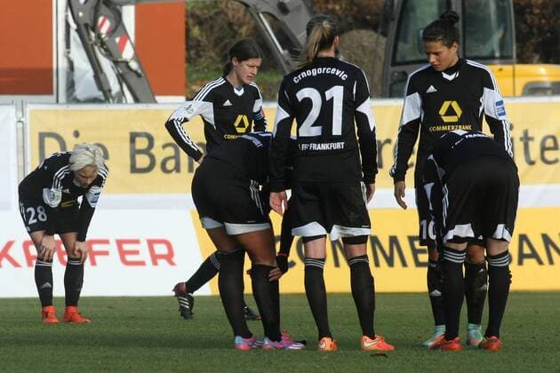Allianz Frauen-Bundesliga, 12. Spieltag: 1. FFC Frankfurt - FC Bayern München am Sonntag (07.12.2014) im Stadion am Brentanobad in Frankfurt am Main. Enttäuschung Frankfurt nach Spielschluss.