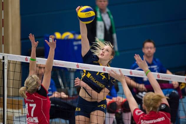 07.12.2014, Halle Berg Fidel, Muenster Volleyball, Bundesliga Frauen, USC Münster Muenster vs. Schweriner SC Block Doppelblock Ines Bathen ( 17 Muenster), Leonie Schwertmann ( 18 Muenster) - Angriff Laura Weihenmaier ( 14 Schwerin)