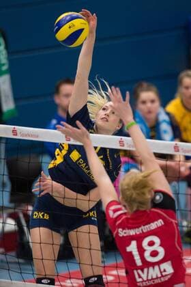 07.12.2014, Halle Berg Fidel, Muenster Volleyball, Bundesliga Frauen, USC Münster Muenster vs. Schweriner SC Angriff Laura Weihenmaier ( 14 Schwerin) - Block Leonie Schwertmann ( 18 Muenster)
