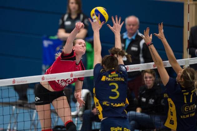 07.12.2014, Halle Berg Fidel, Muenster Volleyball, Bundesliga Frauen, USC Münster Muenster vs. Schweriner SC Angriff Julia Schaefer ( 16 Muenster) - Block Doppelblock Yvon Belien ( 3 Schwerin), Saskia Hippe ( 17 Schwerin)