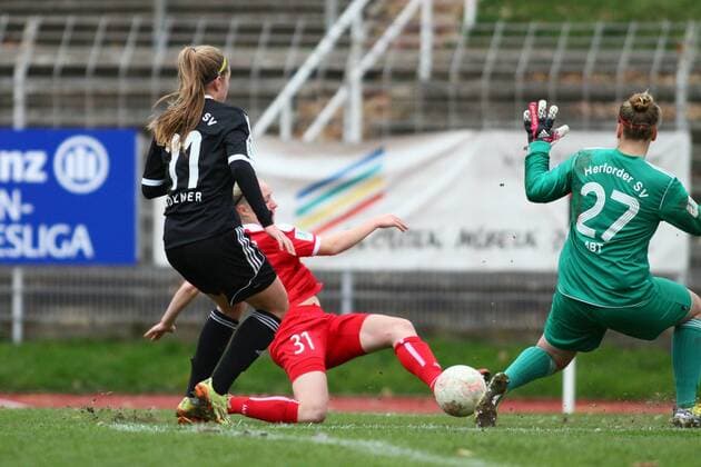 v.l. Lena Göllner (Herforder SV) - Pauline Bremer (Turbine Potsdam) - Friederike Abt (Herforder SV) Dreikampf, Duell, duel, tackle, Aktion, Action Fussball, Allianz Frauen-Bundesliga, Herforder SV - Turbine Potsdam xygx