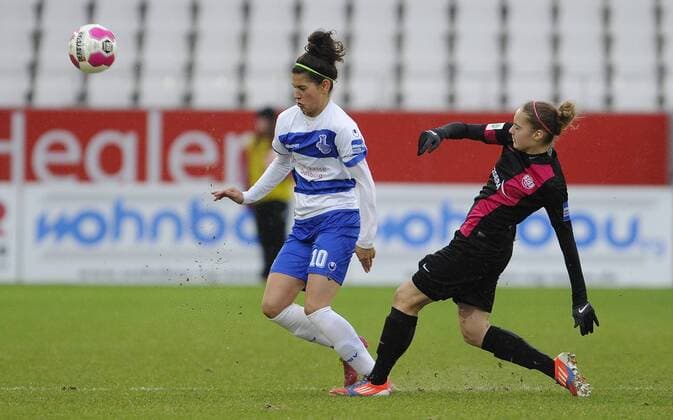 Essen, Deutschland 07. Dezember 2014: 1. Bundesliga 14 15 - SGS Essen vs. MSV Duisburg. Kristina Sundov (Duisburg) im Zweikampf gegen Jaqueline Klasen (Essen) ot