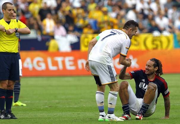 December 07 2014: Referee Mark Geiger gets ready to hand out a yellow card to Los Angeles Galaxy forward Robbie Keane (7) as he helps up New England Revolution midfielder Jermaine Jones (13) during the 2014 MLS Fussball Herren USA Cup at StubHub Center, in Carson, CA. Los Angeles Galaxy beat the New England Revolution 2-1 to win their fifth MLS Cup. SOCCER: DEC 07 MLS Cup - Galaxy v Revolution Icon25514120739 EDITORIAL USE ONLY