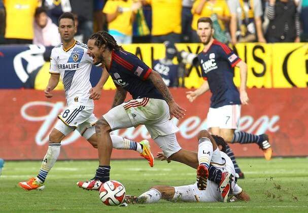 December 07 2014: Los Angeles Galaxy defender Omar Gonzalez (4) trips up New England Revolution midfielder Jermaine Jones (13) during the 2014 MLS Fussball Herren USA Cup at StubHub Center, in Carson, CA. Los Angeles Galaxy beat the New England Revolution 2-1 to win their fifth MLS Cup. SOCCER: DEC 07 MLS Cup - Galaxy v Revolution Icon25514120757 EDITORIAL USE ONLY