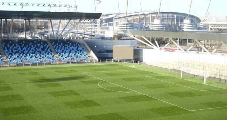 Aktuell Fußball, England, Premier League, Manchester City eröffnet Fußball-Akademie General view of the 7000 capacity Academy stadium showing the Etihad stadium in the background at the launch of the the City Football Academy - Etihad Campus - Manchester - England - 8th December 2014 - Picture Pool Sportimage EDITORIAL USE ONLY. No use with unauthorised audio, video, data, fixture lists, club league logos or live services. Online in-match use limited to 120 images, no video emulation. No use in betting, games or single club league player publications.