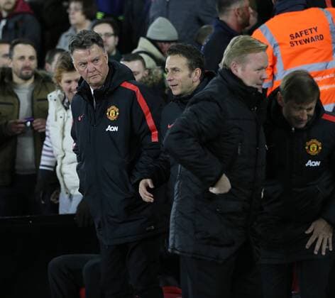 Aktuell Fußball, England, Premier League, FC Southampton - Manchester United Manchester United ManU s Louis Van Gaal watches Southampton s Ronald Koeman Barclays Premier League- Southampton vs Manchester United - St Mary s Stadium - England - 8th December 2014 - Picture David Klein Sportimage EDITORIAL USE ONLY. No use with unauthorised audio, video, data, fixture lists, club league logos or live services. Online in-match use limited to 120 images, no video emulation. No use in betting, games or single club league player publications.