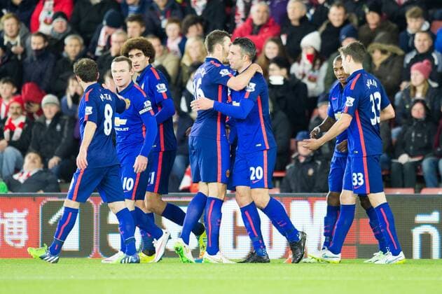 Aktuell FuÃŸball, England, Premier League, FC Southampton - Manchester United 08.12.2014. Southampton, England. Premier League. Southampton versus Manchester United ManU Michael Carrick congratulates Robin Van Persie who is celebrating his goal. xMikexFrenchx  ActionPlus11581821