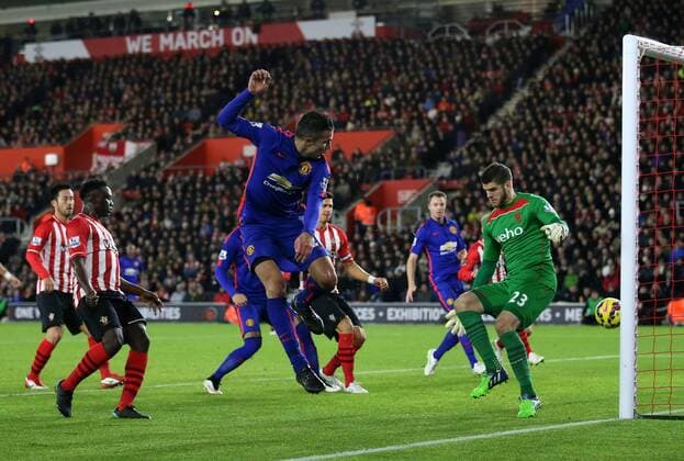 Aktuell Fußball, England, Premier League, FC Southampton - Manchester United Manchester United ManU s Robin Van Persie scoring his sides second goal Barclays Premier League- Southampton vs Manchester United - St Mary s Stadium - England - 8th December 2014 - Picture David Klein Sportimage EDITORIAL USE ONLY. No use with unauthorised audio, video, data, fixture lists, club league logos or live services. Online in-match use limited to 120 images, no video emulation. No use in betting, games or single club league player publications.