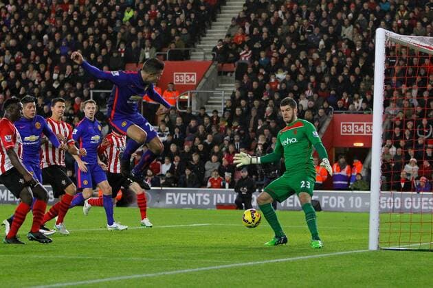 Aktuell Fußball, England, Premier League, FC Southampton - Manchester United Football - 2014 2015 Premier League - Southampton vs. Manchester United ManU Robin Van Persie of Manchester United scores Uniteds and his second of the match at St Mary s Stadium Southampton Colorsport Shaun Boggust 
