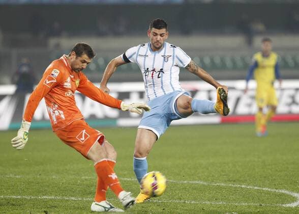 IPP20141209 Football - soccer: Serie A, AC Chievo Verona - Lazio Rom, Bizzarri Albano Benjamin portiere Chievo viene contrastato da Djordjevic Filip mentre rinvia il pallone xHOCHxZWEIx xItalyxPhotoxPressx 