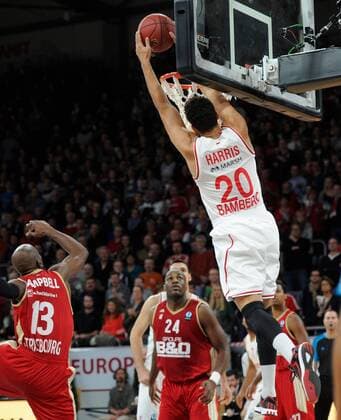 10.12.2014 - Basketball - Saison 2014 2015 - Eurocup : Brose Baskets Bamberg - SIG Straßburg - HMI - Elias Harris (20, Brose Baskets Bamberg) mit Dunk nach Alleyoop-Anspiel durch Bradley Wanamaker (11, Brose Baskets Bamberg) gegen Ali Traore (24, SIG Strasbourg)
