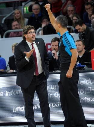 10.12.2014 - Basketball - Saison 2014 2015 - Eurocup : Brose Baskets Bamberg - SIG Straßburg - HMI - Andrea Trinchieri (Trainer Coach Headcoach Brose Baskets Bamberg) beschwert sich bei einem Schiedsrichter