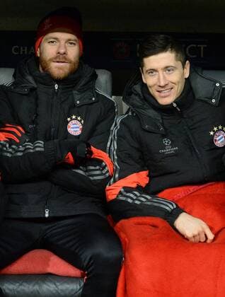 10.12.2014, xjhx, Fussball Champions League, FC Bayern Muenchen - ZSKA Moskau, v.l. Xabi Alonso (FC Bayern München), Robert Lewandowski (FC Bayern München)
