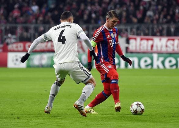 10.12.2014, xjhx, Fussball Champions League, FC Bayern Muenchen - ZSKA Moskau, v.l. Sergey Sergej Sergei Ignashevich (ZSKA Moskau), Bastian Schweinsteiger (FC Bayern Muenchen)