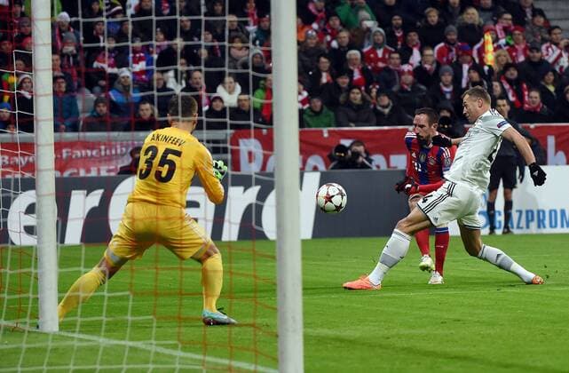 10.12.2014, xjhx, Fussball Champions League, FC Bayern Muenchen - ZSKA Moskau, v.l.Igor Akinfeev (ZSKA Moskau), Franck Ribery (FC Bayern Muenchen), Sergey Sergej Sergei Ignashevich (ZSKA Moskau)
