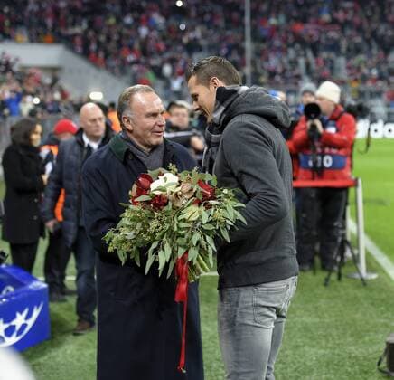 10.12.2014, Fussball Champions League 2014 2015, Vorrunde, 6.Spieltag, FC Bayern München - ZSKA Moskau, in der Allianzarena München. Verabschiedung von Daniel van Buyten (re) von Vorstandsvorsitzender Karl-Heinz Rummenigge (li, München). 