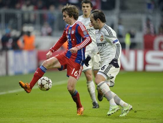 10.12.2014, Fussball Champions League 2014 2015, Vorrunde, 6.Spieltag, FC Bayern München - ZSKA Moskau, in der Allianzarena München. Gianluca Gaudino (li, Bayern) spielt den Ball cool mit der Hacke. re: Aleksey Berezutski (ZSKA Moskau). 