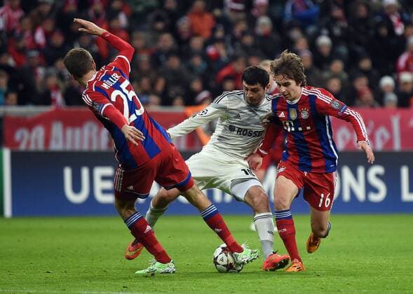 10.12.2014, xjhx, Fussball Champions League, FC Bayern Muenchen - ZSKA Moskau, v.l. Thomas Mueller (FC Bayern Muenchen), Alan Dzagoev (ZSKA Moskau), Gianluca Gaudino (FC Bayern Muenchen)