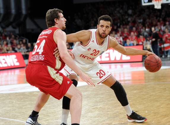 10.12.2014 - Basketball - Saison 2014 2015 - Eurocup : Brose Baskets Bamberg - SIG Straßburg - HMI - Elias Harris (20, Brose Baskets Bamberg) gegen Matt Howard (54, SIG Strasbourg)