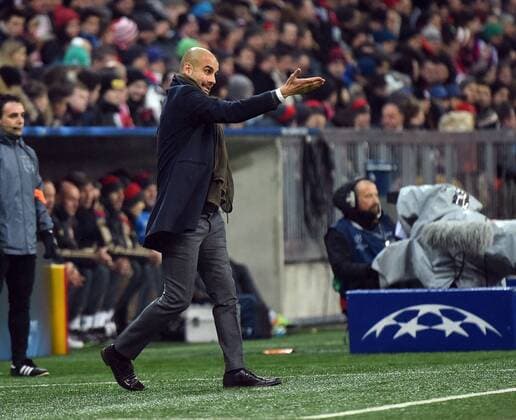 10.12.2014, xjhx, Fussball Champions League, FC Bayern Muenchen - ZSKA Moskau, v.l. Pep Guardiola (Trainer FC Bayern Muenchen) gibt Anweisungen, gestikuliert, mit den Armen gestikulieren gives instructions, gesticulate.