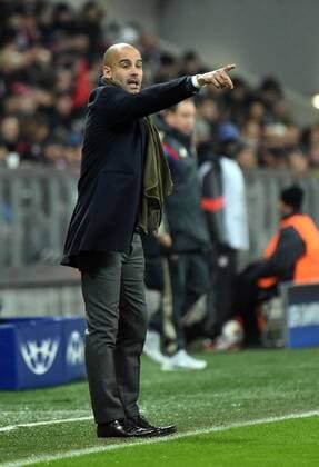 10.12.2014, xjhx, Fussball Champions League, FC Bayern Muenchen - ZSKA Moskau, v.l. Pep Guardiola (Trainer FC Bayern Muenchen) gibt Anweisungen, gestikuliert, mit den Armen gestikulieren gives instructions, gesticulate.