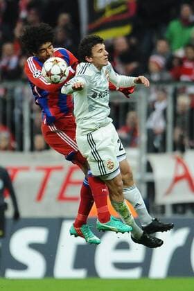 Fußball Champions League Gruppenphase 6.Spieltag Bayern München - ZSKA Moskau am 10.12.2014 in der Allianz Arena in München Dante ( München ), links - Roman Eremenko ( Moskau ), rechts