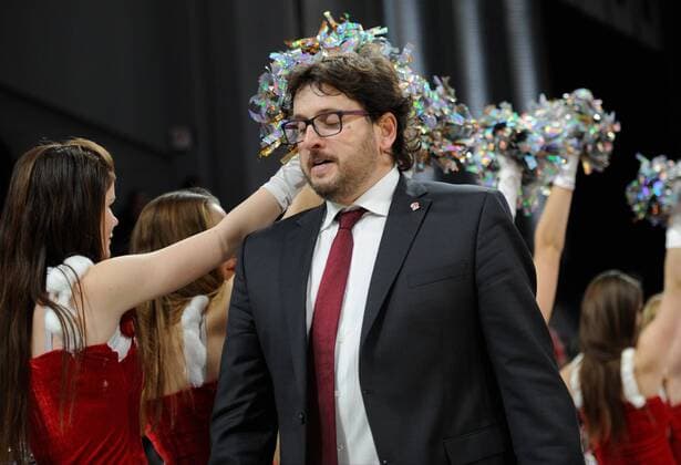 10.12.2014 - Basketball - Saison 2014 2015 - Eurocup : Brose Baskets Bamberg - SIG Straßburg - HMI - Andrea Trinchieri (Trainer Coach Headcoach Brose Baskets Bamberg) verlässt nach der Niederlage gegen Straßburg enttäuscht das Spielfeld
