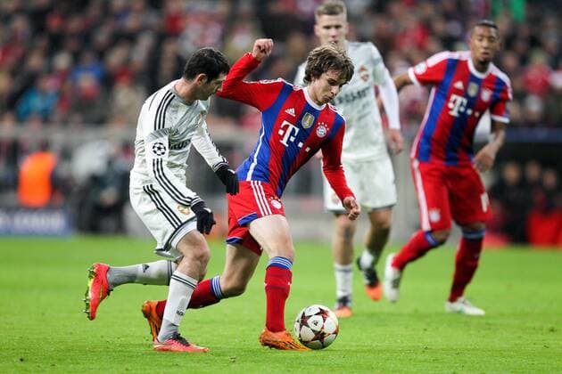 l-r: im Zweikampf, Aktion, mit Alan Dzagoev 10 (ZSKA Moskau) und Gianluca Gaudino 16 (FC Bayern Muenchen) FC Bayern Muenchen vs. ZSKA Moskau, Fussball, Champions League, 10.12.2014 , EP_CKT