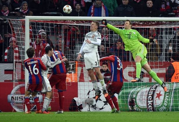 10.12.2014, xjhx, Fussball Champions League, FC Bayern Muenchen - ZSKA Moskau, v.l. Pontus Wernbloom (ZSKA Moskau), Pierre-Emile Hoejbjerg (FC Bayern Muenchen), Manuel Neuer (FC Bayern Muenchen)