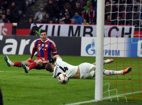 10.12.2014, xjhx, Fussball Champions League, FC Bayern Muenchen - ZSKA Moskau, v.l. Robert Lewandowski (FC Bayern Muenchen)), Vasili Berezutski (ZSKA Moskau)