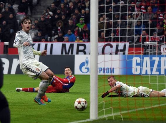 10.12.2014, xjhx, Fussball Champions League, FC Bayern Muenchen - ZSKA Moskau, v.l. Mario Fernandes (ZSKA Moskau) , Robert Lewandowski (FC Bayern Muenchen), Vasili Berezutski (ZSKA Moskau)