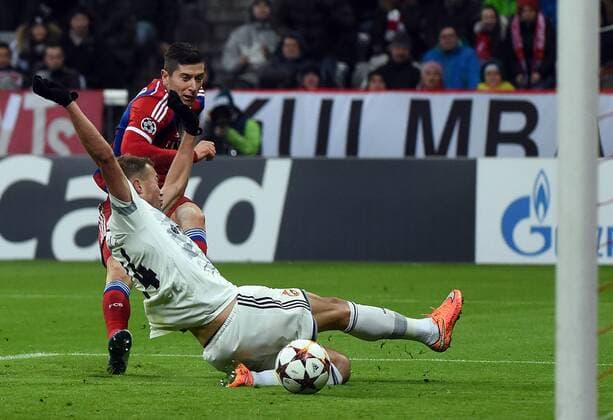 10.12.2014, xjhx, Fussball Champions League, FC Bayern Muenchen - ZSKA Moskau, v.l. Robert Lewandowski (FC Bayern Muenchen), Vasili Berezutski (ZSKA Moskau)