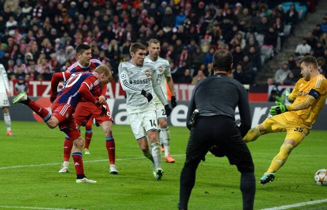 10.12.2014, xjhx, Fussball Champions League, FC Bayern Muenchen - ZSKA Moskau, v.l. Sebastian Rode (FC Bayern Muenchen), Igor Akinfeev (ZSKA Moskau) Goal scored, Tor zum 2:0