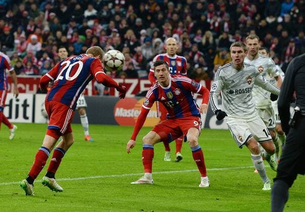10.12.2014, xjhx, Fussball Champions League, FC Bayern Muenchen - ZSKA Moskau, v.l. Sebastian Rode (FC Bayern Muenchen), Igor Akinfeev (ZSKA Moskau) Goal scored, Tor zum 2:0
