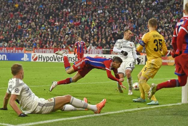10.12.2014, Fussball Champions League 2014 2015, Vorrunde, 6.Spieltag, FC Bayern München - ZSKA Moskau, in der Allianzarena München. Robert Lewandowski (mitte, Bayern München) vergibt diese Torchance in der 2. Halbzeit. 