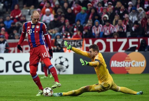 10.12.2014, xjhx, Fussball Champions League, FC Bayern Muenchen - ZSKA Moskau, v.l. Arjen Robben (FC Bayern Muenchen), Igor Akinfeev (ZSKA Moskau)