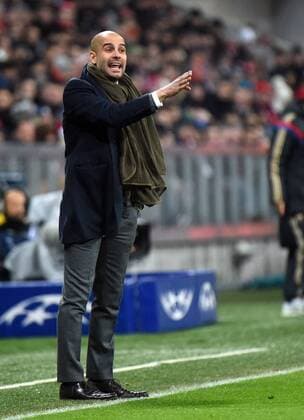 10.12.2014, xjhx, Fussball Champions League, FC Bayern Muenchen - ZSKA Moskau, v.l. Pep Guardiola (Trainer FC Bayern Muenchen) gibt Anweisungen, gestikuliert, mit den Armen gestikulieren gives instructions, gesticulate.