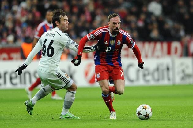 Fußball Champions League Gruppenphase 6.Spieltag Bayern München - ZSKA Moskau am 10.12.2014 in der Allianz Arena in München Bebras Natcho ( Moskau ), links - Franck Ribery ( München ), rechts