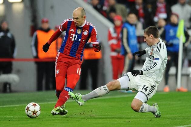 Fußball Champions League Gruppenphase 6.Spieltag Bayern München - ZSKA Moskau am 10.12.2014 in der Allianz Arena in München Arjen Robben ( München ), links - Kirill Nababkin ( Moskau ), rechts