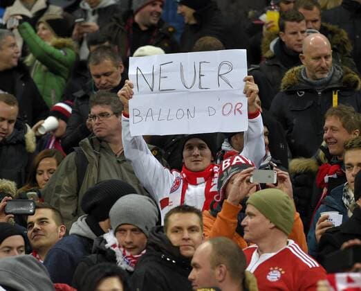 10.12.2014, Fussball Champions League 2014 2015, Vorrunde, 6.Spieltag, FC Bayern München, in der Allianzarena München. Neuer Ballon D Or steht auf dem Plakat eines Bayernfans, er möchte seinen Torwart Manuel Neuer (Bayern) als Weltfussballer sehen. 