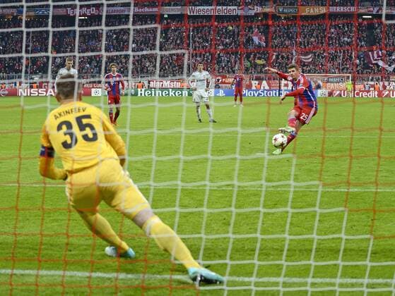10.12.2014, Fussball Champions League 2014 2015, Vorrunde, 6.Spieltag, FC Bayern München - ZSKA Moskau, in der Allianzarena München. Thomas Müller (München) trifft hier per Foulelfmeter zum 1:0 gegen Torwart Igor Akinfeev (ZSKA Moskau) 