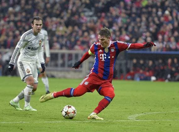 10.12.2014, Fussball Champions League 2014 2015, Vorrunde, 6.Spieltag, FC Bayern München - ZSKA Moskau, in der Allianzarena München. Bastian Schweinsteiger (München) zieht ab. 