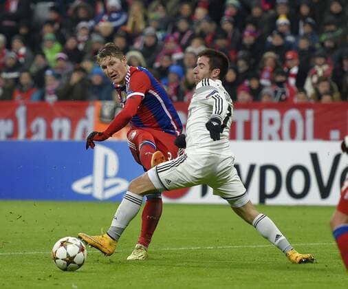10.12.2014, Fussball Champions League 2014 2015, Vorrunde, 6.Spieltag, FC Bayern München - ZSKA Moskau, in der Allianzarena München. v.l. Bastian Schweinsteiger (München) zieht an Zoran Tosic (ZSKA Moskau) vorbei. 