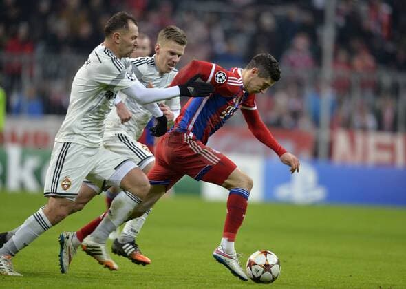 10.12.2014, Fussball Champions League 2014 2015, Vorrunde, 6.Spieltag, FC Bayern München - ZSKA Moskau, in der Allianzarena München. Robert Lewandowski (Bayern München) wird von den Gegnern verfolgt. 