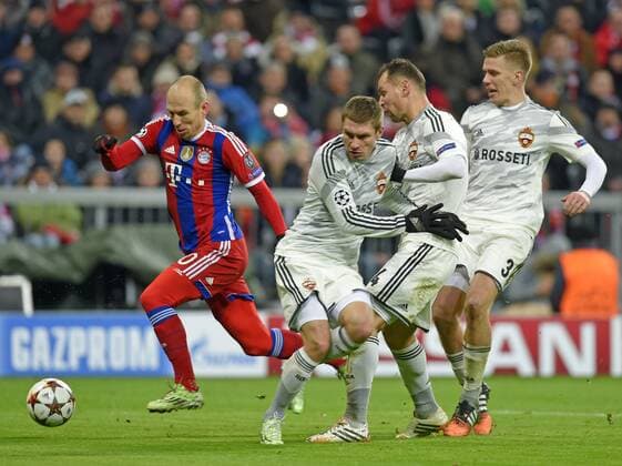 10.12.2014, Fussball Champions League 2014 2015, Vorrunde, 6.Spieltag, FC Bayern München - ZSKA Moskau, in der Allianzarena München. Arjen Robben (li, Bayern München) lässt drei Spieler stehen. 