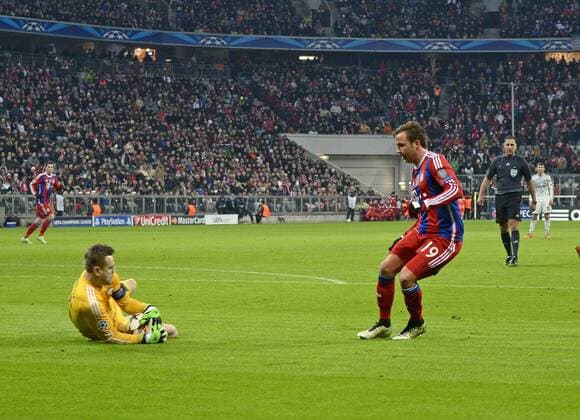 10.12.2014, Fussball Champions League 2014 2015, Vorrunde, 6.Spieltag, FC Bayern München - ZSKA Moskau, in der Allianzarena München. v.l. Torwart Igor Akinfeev (ZSKA Moskau) gegen Mario Götze (Bayern) 