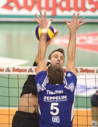 Friedrichshafen, Deutschland, 11.12.2014: Volleyball Bundesliga Saison 2014 2015 - VfB Friedrichshafen - BR Volleys. Tomas Kmet (BR Volleys 14) gegen den Block aus Simon Tischer (Friedrichshafen 5)