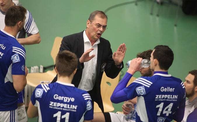 Friedrichshafen, Deutschland, 11.12.2014: Volleyball Bundesliga Saison 2014 2015 - VfB Friedrichshafen - BR Volleys. Trainer Stelian Moculescu (Friedrichshafen) spricht zu seinen Spielern