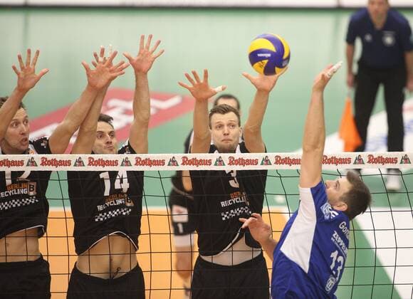Friedrichshafen, Deutschland, 11.12.2014: Volleyball Bundesliga Saison 2014 2015 - VfB Friedrichshafen - BR Volleys. Adrian Gontariu (Friedrichshafen 13) gegen den Block aus v.li. Paul Carroll (BR Volleys 12), Tomas Kmet (BR Volleys 14), Robert Kromm (BR Volleys 3)