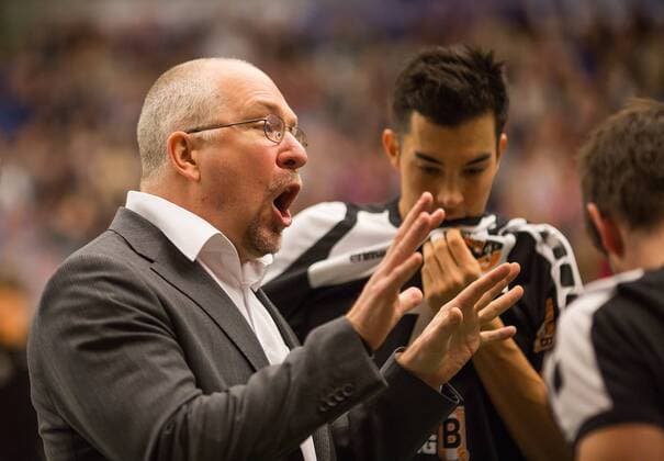 Friedrichshafen, Deutschland, 11.12.2014: Volleyball Bundesliga Saison 2014 2015 - VfB Friedrichshafen - BR Volleys. Trainer Mark Lebedew (BR Volleys) gibt Anweisungen